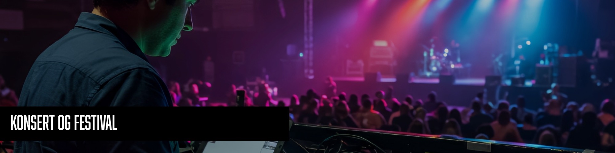 Festivalscene med PA og lysrigg